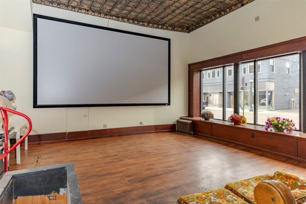 102 N Main Street, Livingston MT 59047