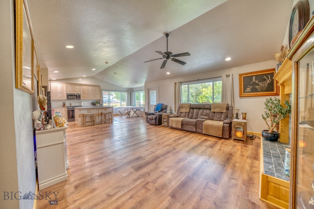 118 Clinton, Belgrade MT 59714