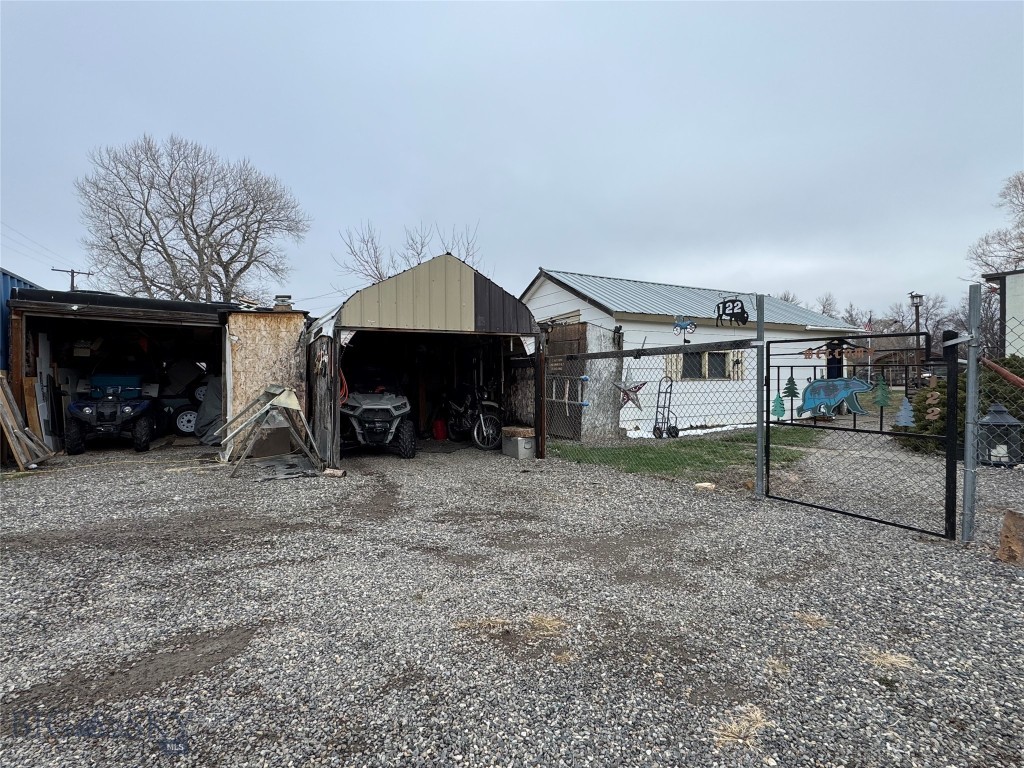 122 S P St., Livingston MT 59047
