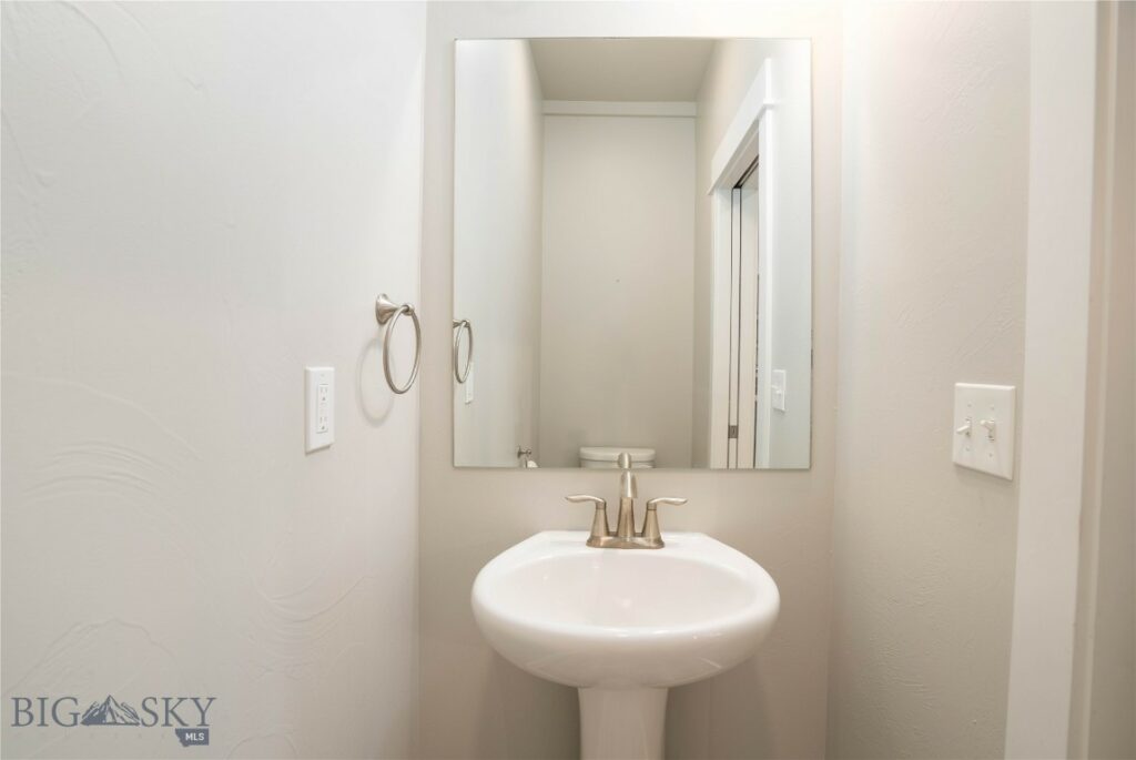 1403 Happy Lane, Belgrade MT 59714