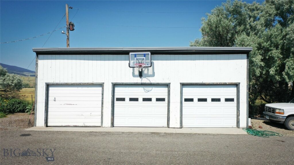 15 W End Road, Livingston MT 59047