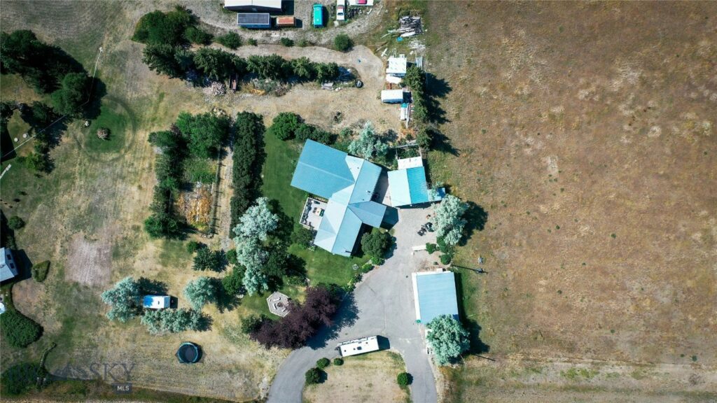 15 W End Road, Livingston MT 59047