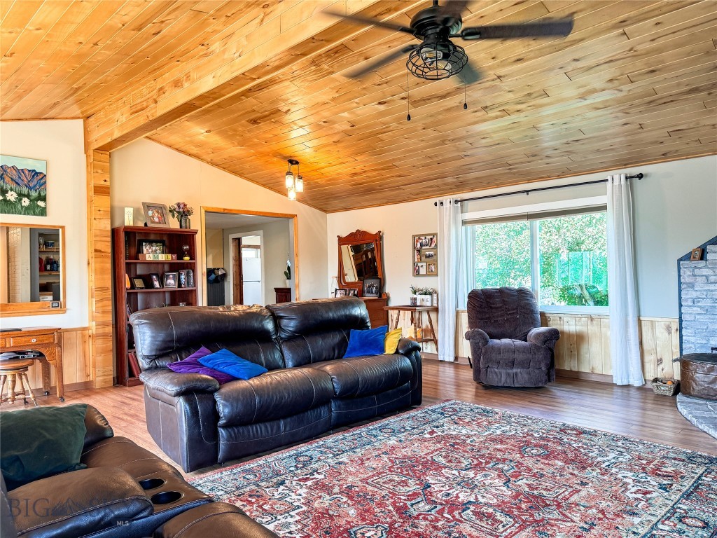 15 W End Road, Livingston MT 59047