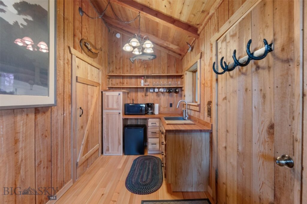 150 Old Clyde Park Road, Livingston MT 59047