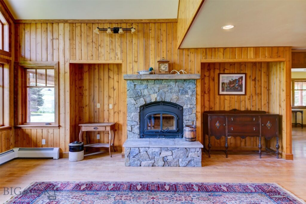 1986 E River Road, Livingston MT 59047