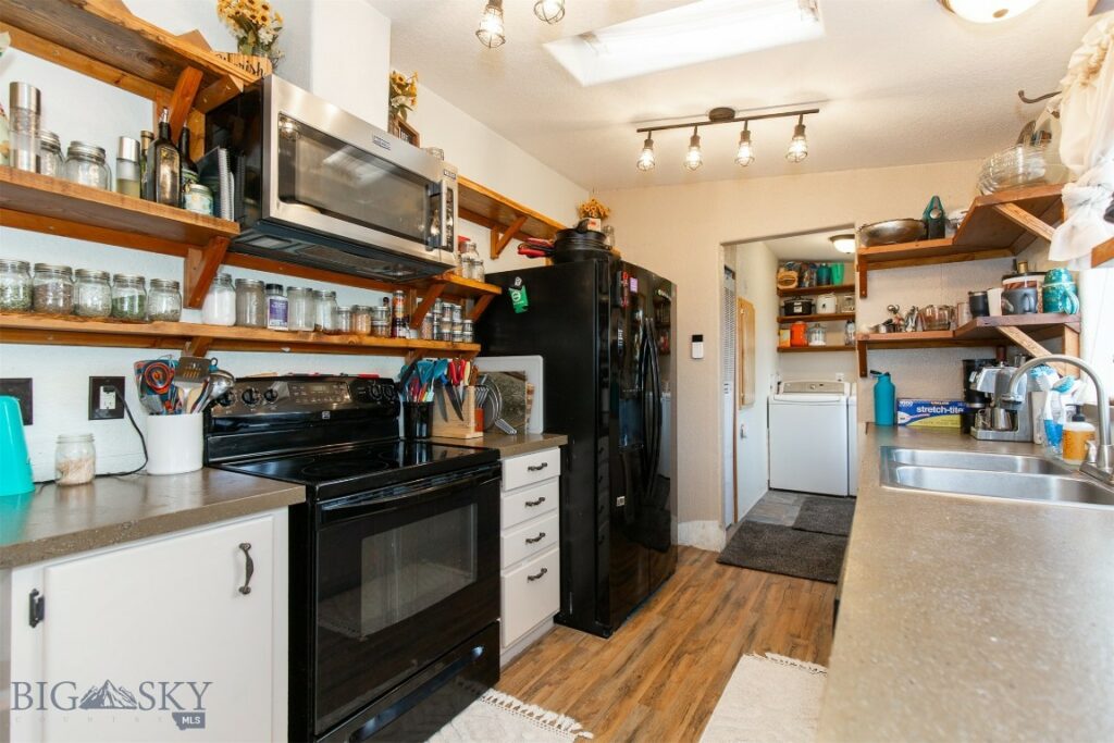 207 Moon Beam Lane, Belgrade MT 59714