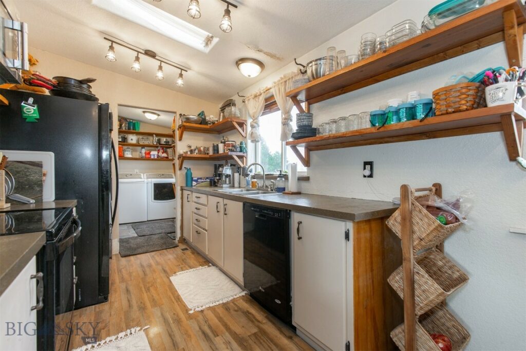 207 Moon Beam Lane, Belgrade MT 59714