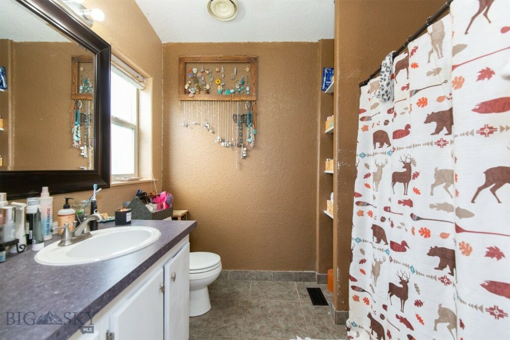 207 Moon Beam Lane, Belgrade MT 59714