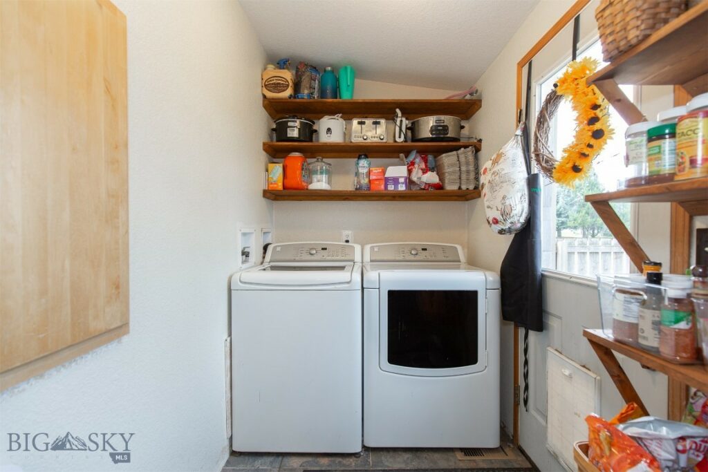 207 Moon Beam Lane, Belgrade MT 59714