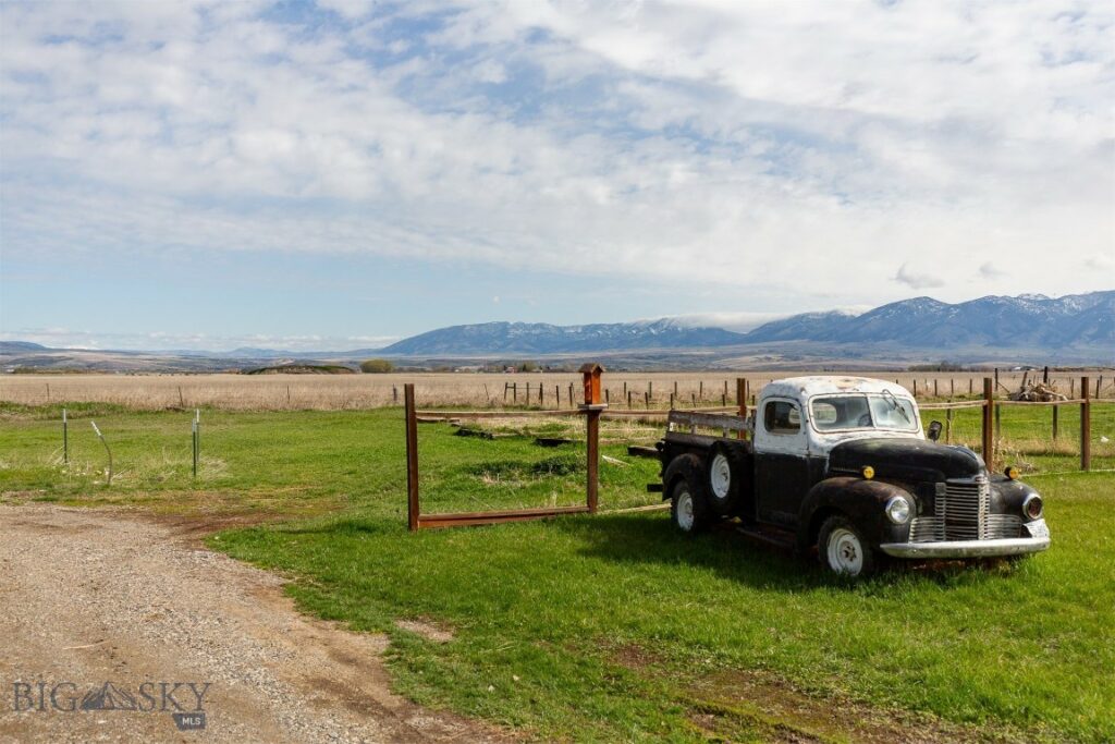 207 Moon Beam Lane, Belgrade MT 59714