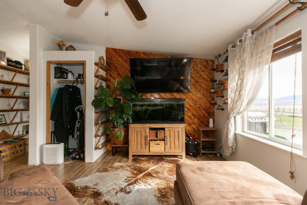 207 Moon Beam Lane, Belgrade MT 59714