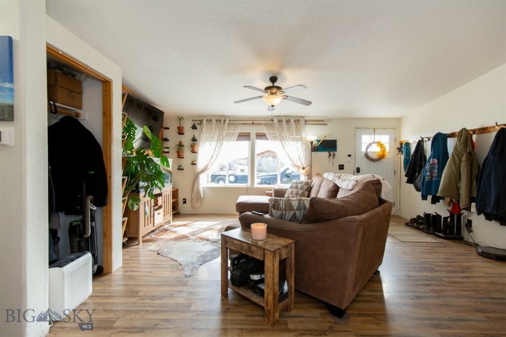 207 Moon Beam Lane, Belgrade MT 59714