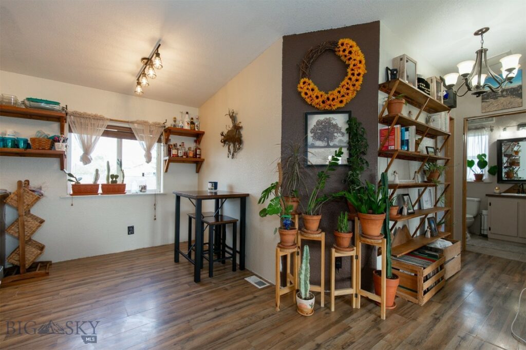 207 Moon Beam Lane, Belgrade MT 59714