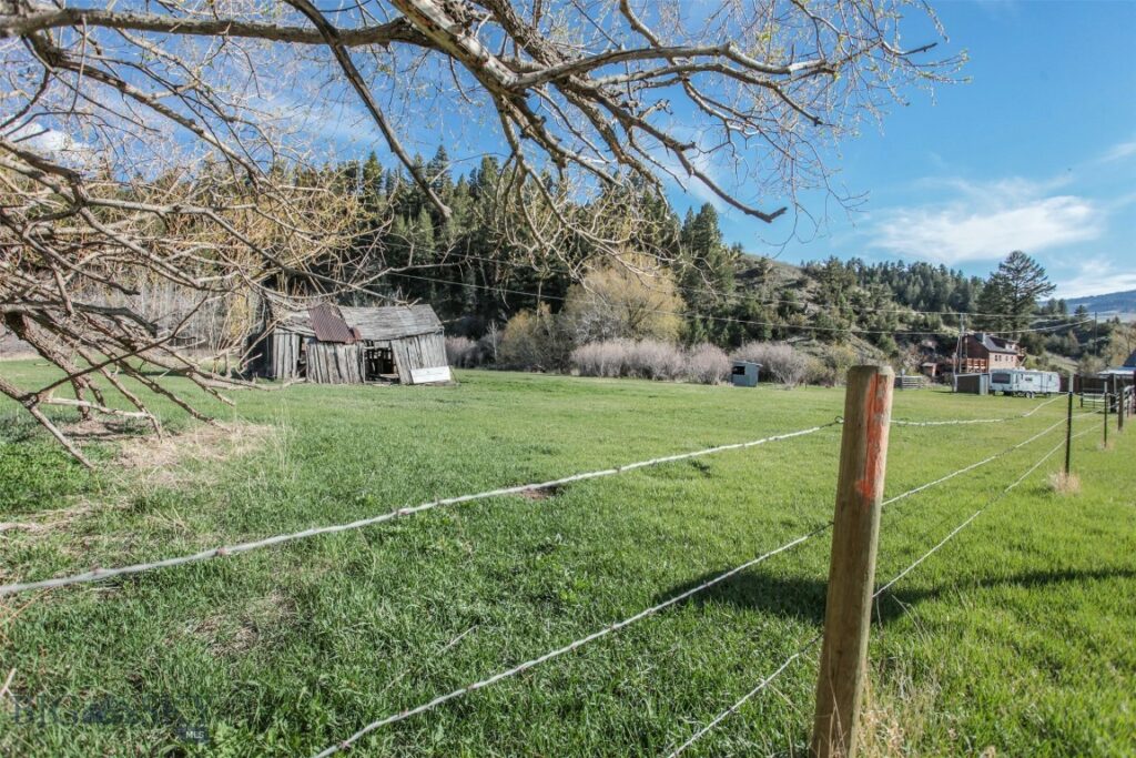 26580 Dry Creek Rd, Belgrade MT 59714
