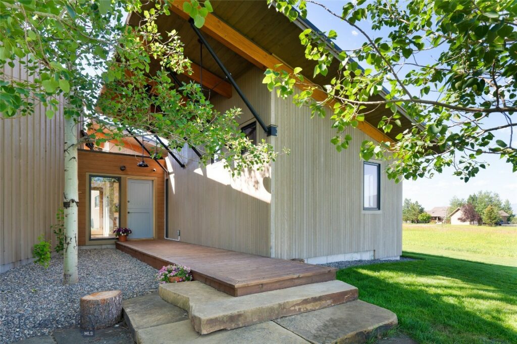 27 Royal Wulff Road, Livingston MT 59047