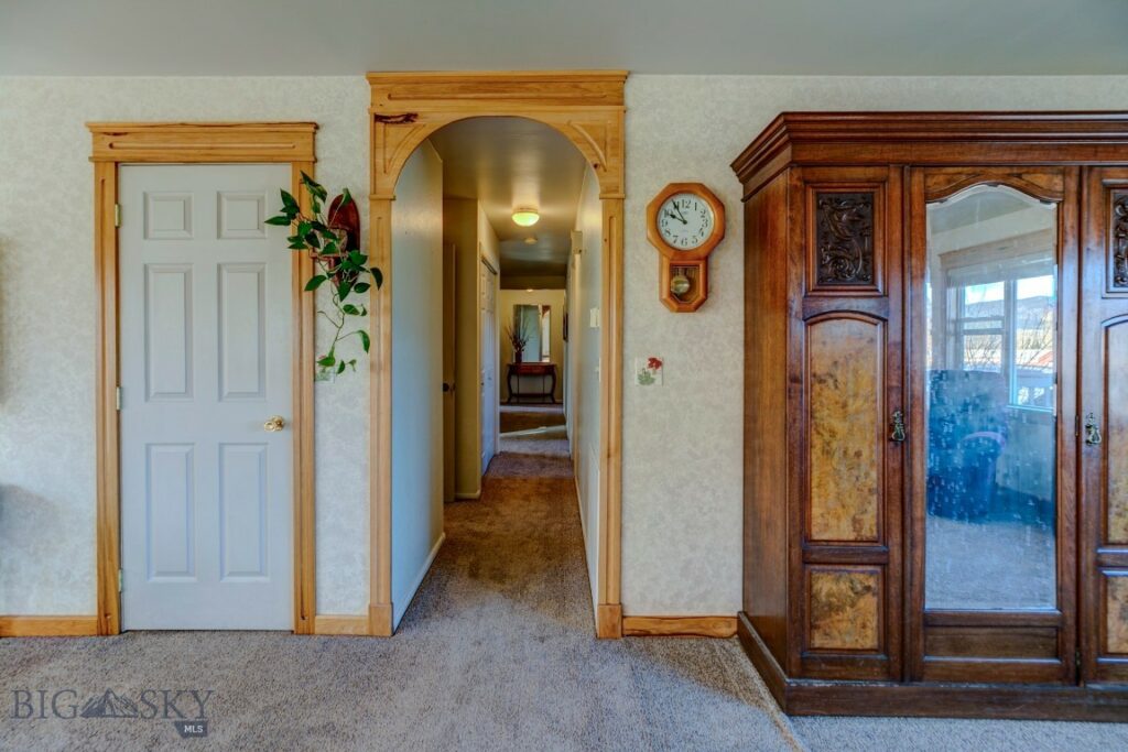 2702 E River Road, Livingston MT 59047