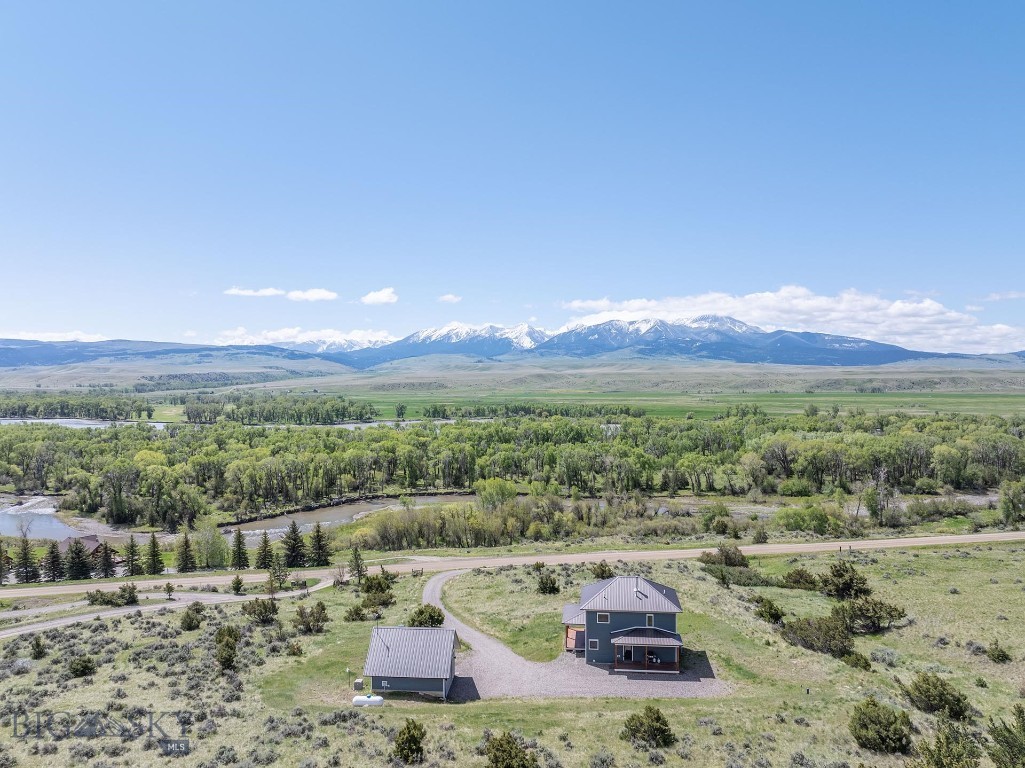 275 Convict Grade Road, Livingston MT 59047