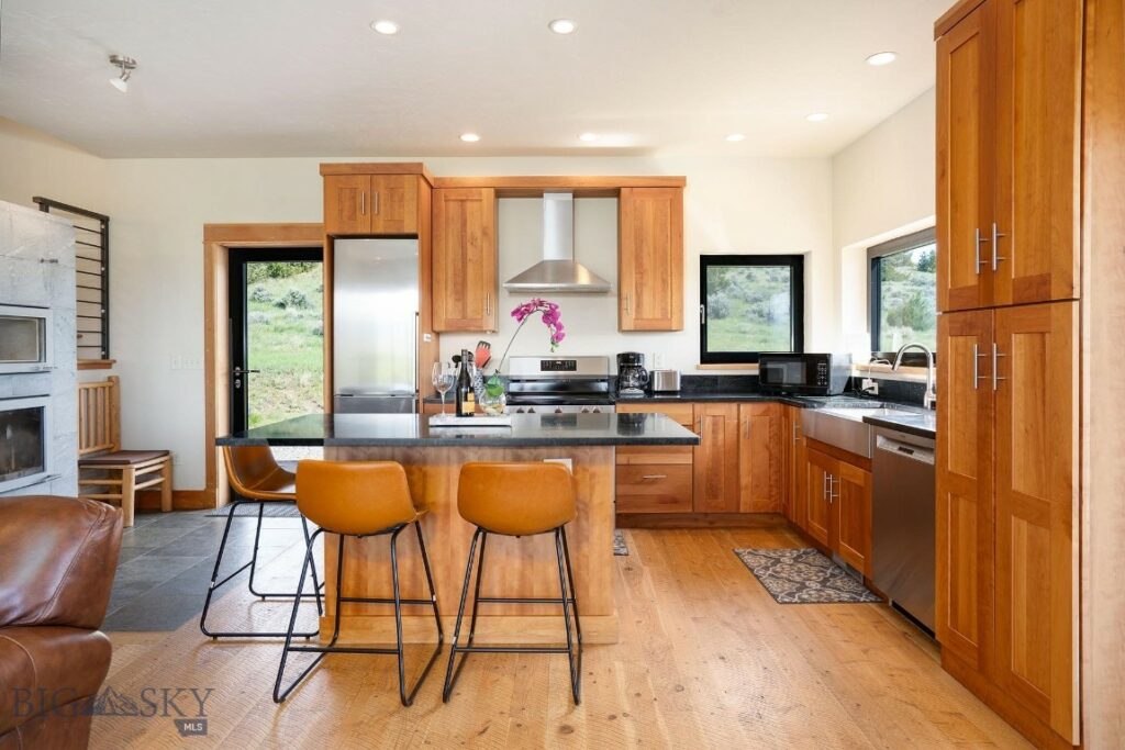 275 Convict Grade Road, Livingston MT 59047