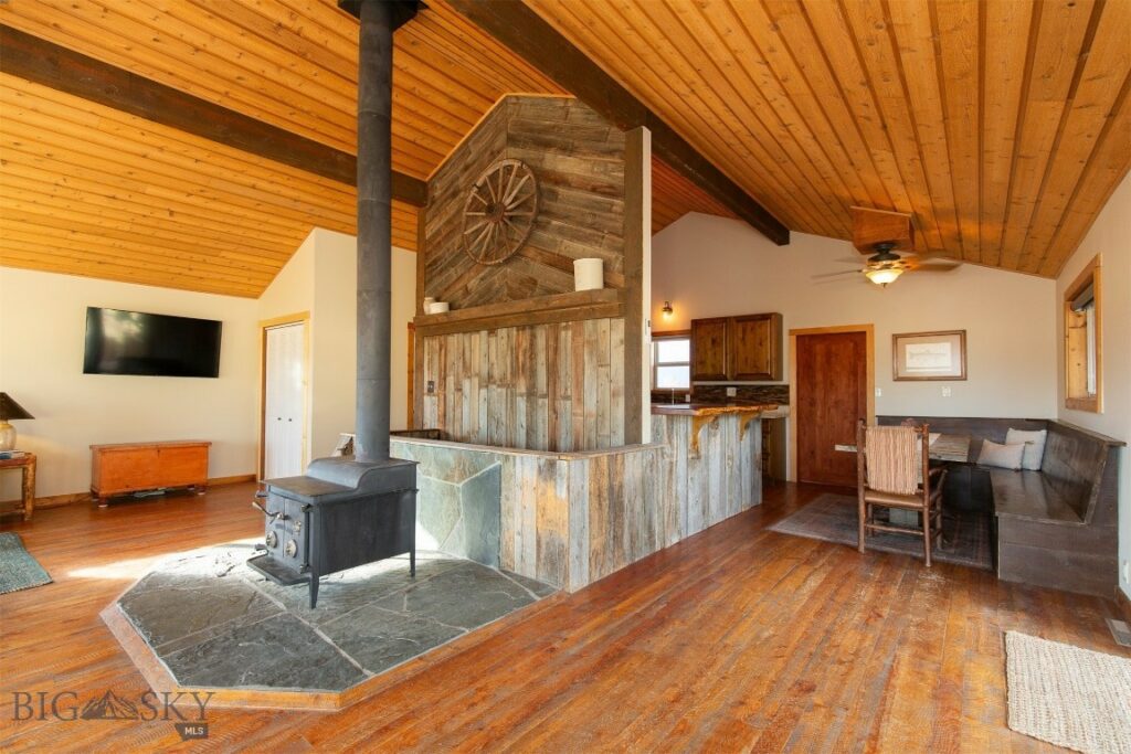 28 Loch Leven Road, Livingston MT 59047