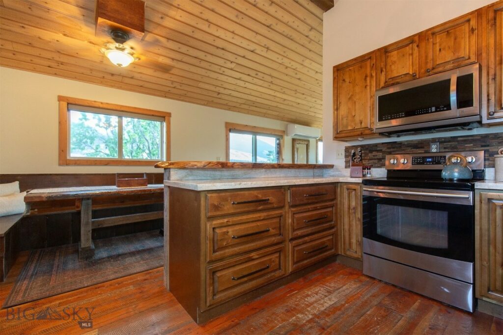 28 Loch Leven Road, Livingston MT 59047