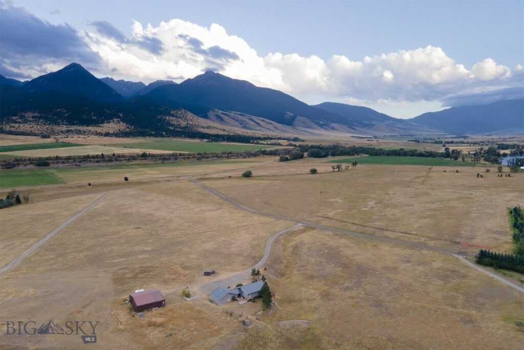 28 Loch Leven Road, Livingston MT 59047