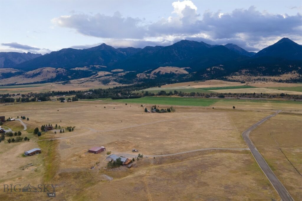 28 Loch Leven Road, Livingston MT 59047