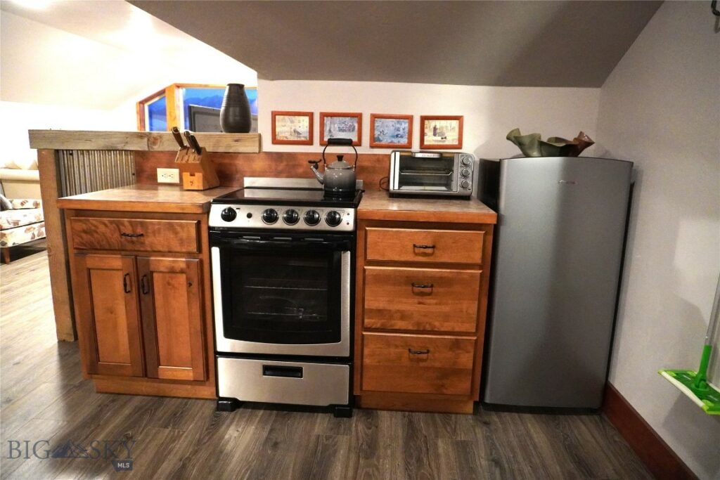 4 Rattlesnake Road, Livingston MT 59047