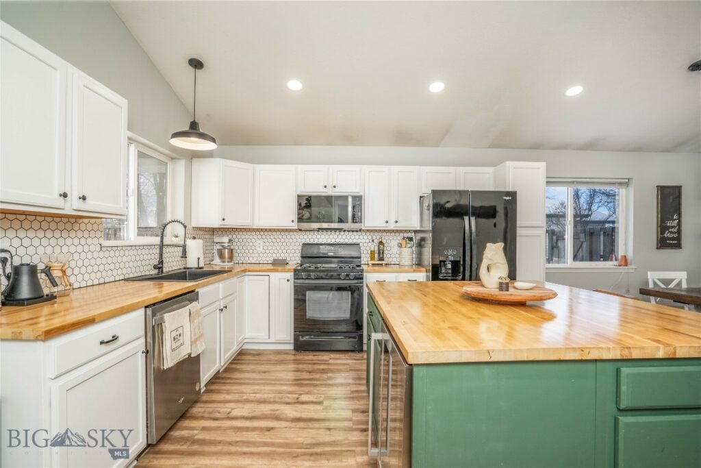 910 Golden West Drive, Belgrade MT 59714