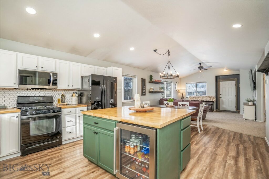 910 Golden West Drive, Belgrade MT 59714