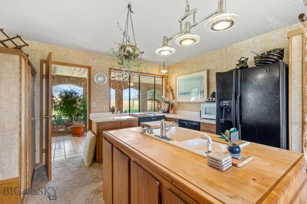 2851 E River Road, Livingston MT 59047