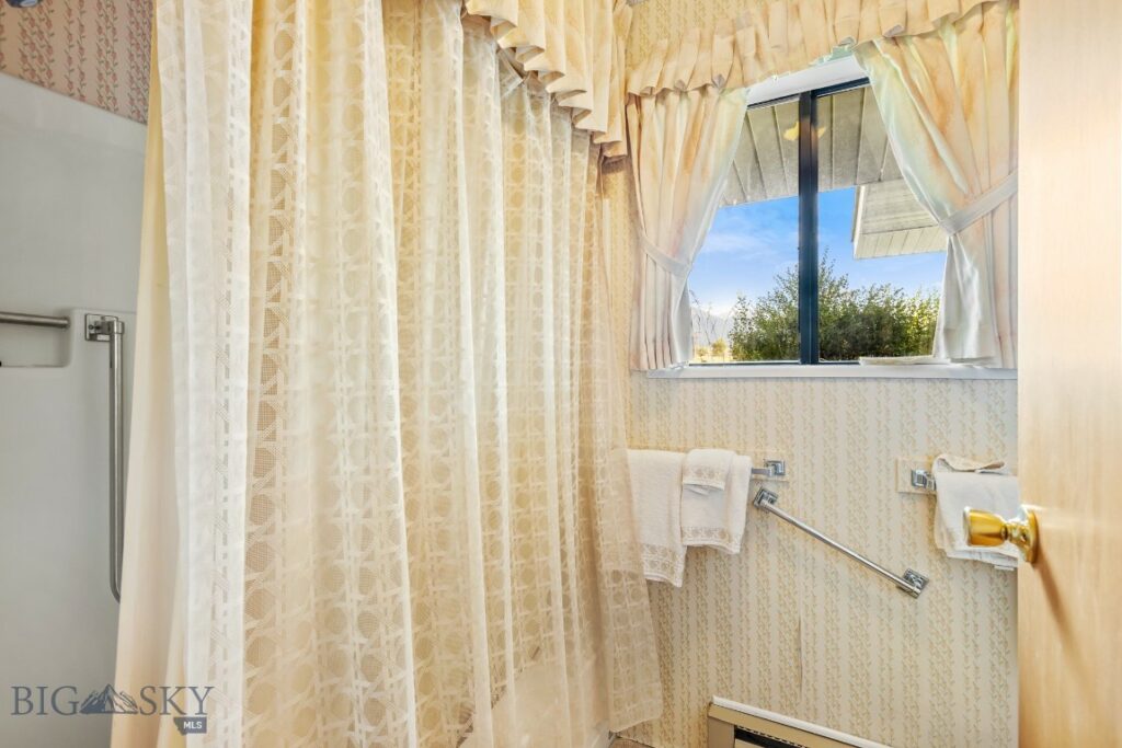 2851 E River Road, Livingston MT 59047