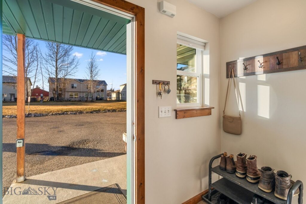 1008 Cruiser Lane, Belgrade MT 59714