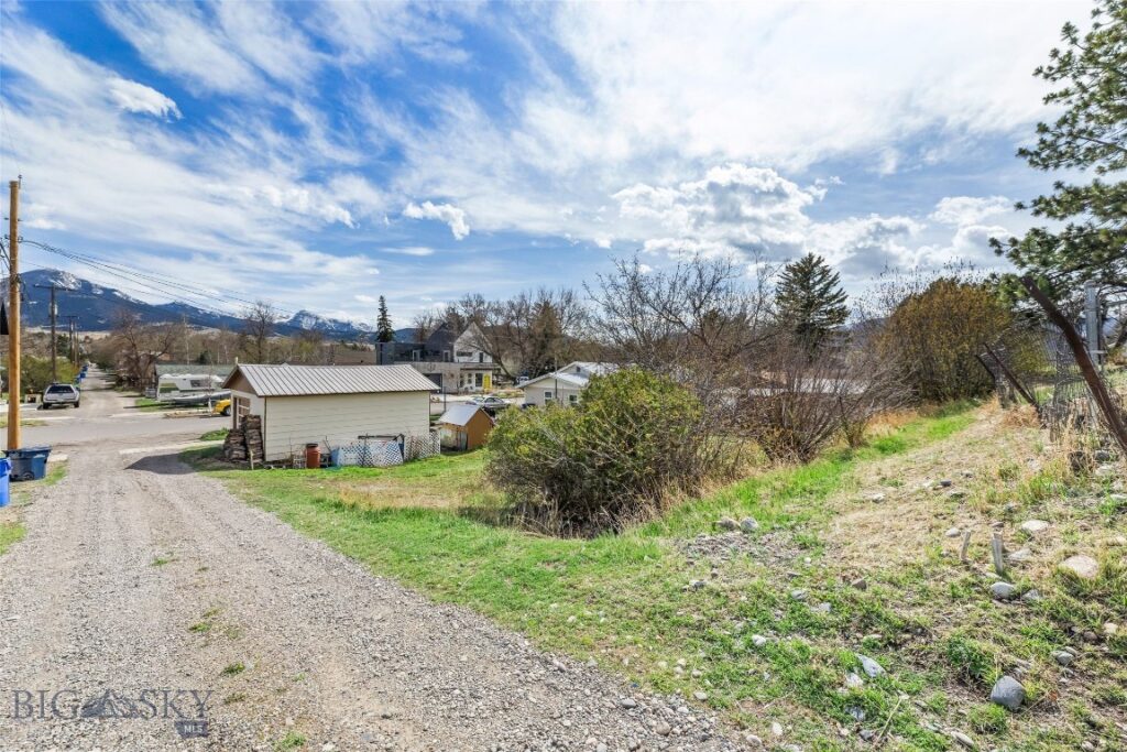129 1/2 S I Street, Livingston MT 59047