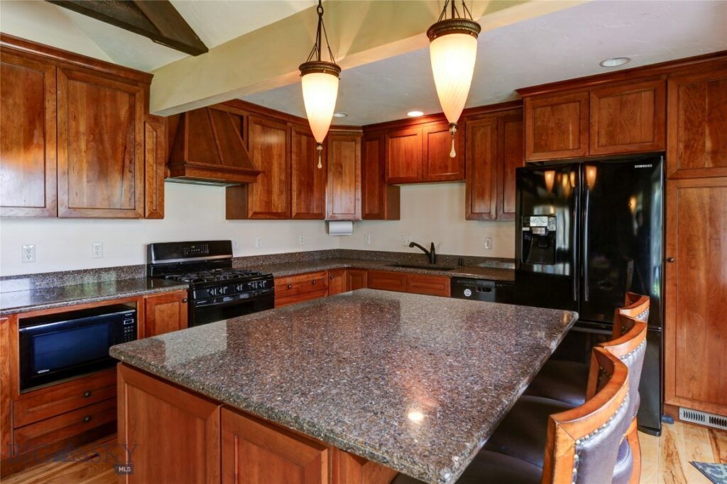 16 9th Street Island Drive, Livingston MT 59047