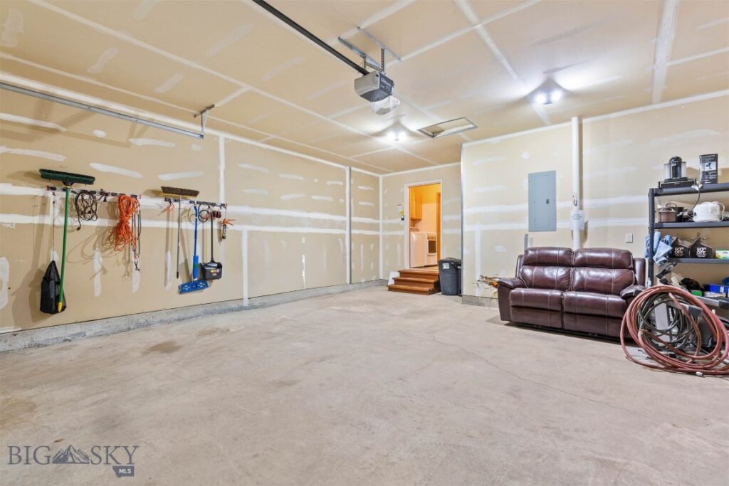 87 Clinton Lane, Belgrade MT 59714