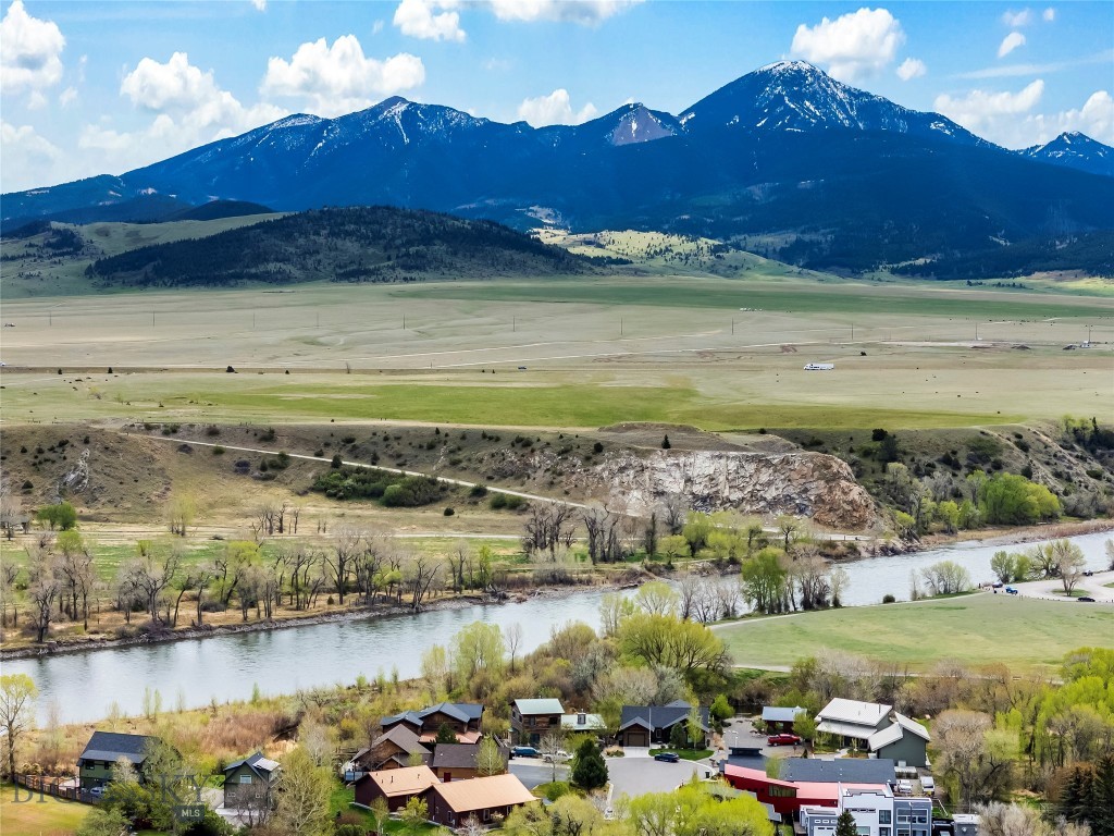 213 Little Creek Bend, Livingston MT 59047