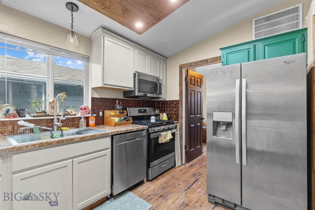 810 Golden West Drive, Belgrade MT 59714
