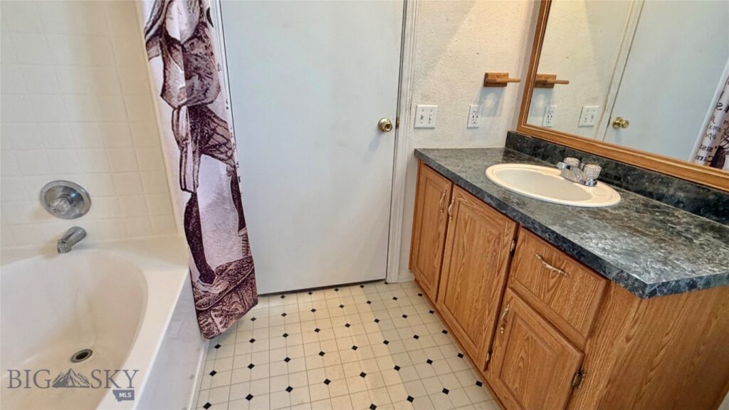 811 Golden West Drive, Belgrade MT 59714